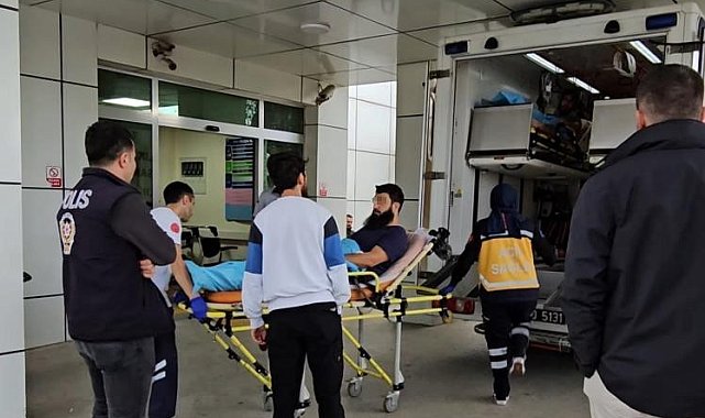 Kavgayı ayırmak isterken kendisine saldıran 4 kişiyi silahla vurdu