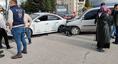 Kavşakta çarpıştılar