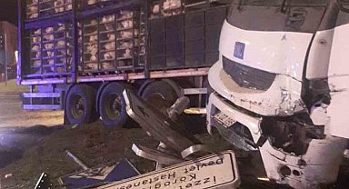 Kavşakta tırla otomobil çarpıştı: 1 yaralı