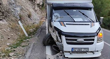 Kayanın isabet ettiği araç kaza yaptı: 10 arılı kovan zayi oldu