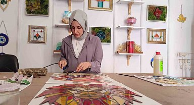 Kaybolmaya yüz tutan vitray sanatına kadın eli değdi