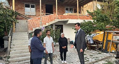Kaymakam Köksal evi yanan aileyi ziyaret etti