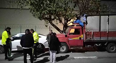 Kaza yapan sürücü başka bir aracın çarpması sonucu ağır yaralandı