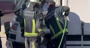 Kaza yapan sürücüyü itfaiye ekipleri kurtardı