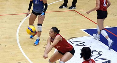 Kepez Belediyespor Kulübü Voleybol Takımı evinde galip