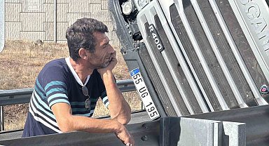 Keskin virajı alamayarak tırı devrildi, sürücünün üzüntüsü görenleri de üzdü
