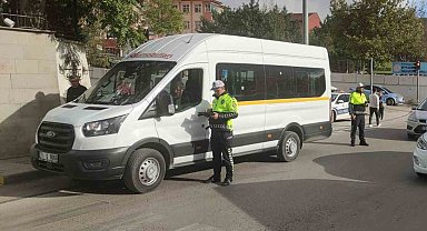 Kırıkkale'de polis ekipleri okul çevrelerinde denetimlerini sürdürüyor