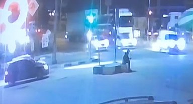 Kırmızı ışıkta kaza anı kamerada...Yalova'da otomobilin çarptığı yaya öldü