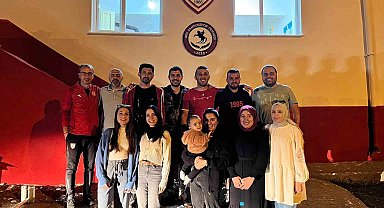 Kırsal mahalle okulu kırmızı-beyaza boyandı