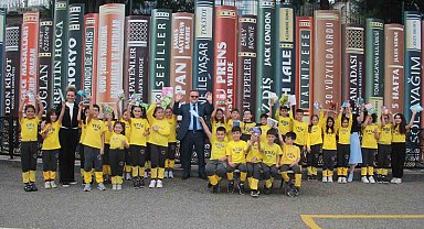 Kitap desenli okul duvarı okumaya teşvik ediyor