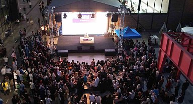 Kitap fuarına gelenler salonlara sığmadı, dev ekranlar kuruldu