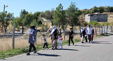 Kızları ve eltisiyle Narin'in mezarını ziyaret eden yaşlı kadın gözyaşı döktü