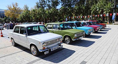 Klasik otomobil tutkunları Akçaabat'ta buluştu