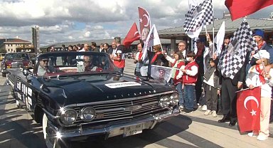 Klasik otomobiller bu kez lösemi farkındalığını artırmak için yola çıktı