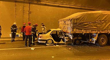 Kocaeli'de feci kaza, tırın altına girdiler