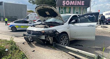 Kocaeli'de otomobil kaldırıma çıktı: 1'i bebek 3 yaralı