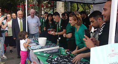 Kocaelispor 'Dünya Kız Çocukları Günü'nde kız çocuklarına hediye dağıttı