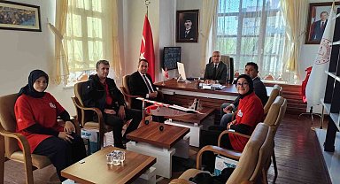 Kocaseyit İHA takımı, Milli Eğitim Müdürü Ciğer'i makamında ziyaret etti