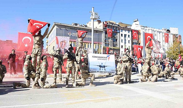 Komandolardan anlamlı TUSAŞ pankartı