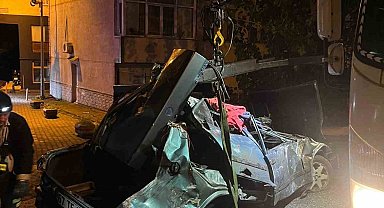 Kontrolden çıkan araç otobüs durağına çarptı; 1 yaralı