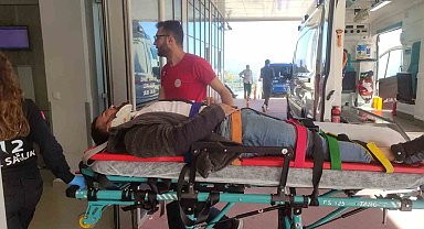 Kontrolden çıkan motosiklet yol kenarına savruldu