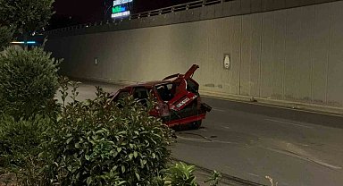 Kontrolden çıkan otomobil orta refüje çarptı: 1 ölü, 4 yaralı