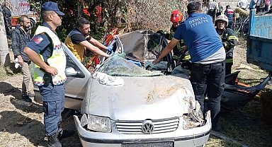 Kontrolden çıkan otomobil römorka çarpıp şarampole uçtu; 2 yaralı