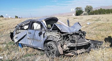 Kontrolden çıkan otomobil tarlaya uçtu: 2 ölü, 1 yaralı