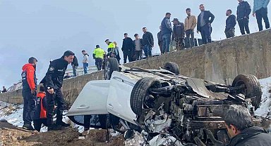 Kontrolden çıkan otomobil yayaya çarptıktan sonra takla attı: 1 ölü, 1 yaralı