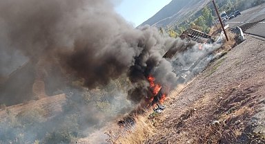 Kontrolden çıkan tır şarampole yuvarlanıp alev aldı: 1 yaralı