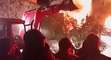 Konya'da ev yangını: 3 ev tamamen yandı, 4 evde hasar oluştu