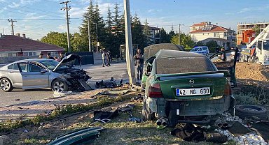 Konya'da iki otomobil çarpıştı: 4 yaralı