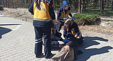 Konya'da kaldırıma çarpan motosiklet devrildi: 2 yaralı