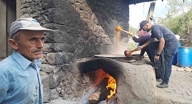 Konya'da köy ocağında imeceyle pekmez yapılmaya devam ediliyor