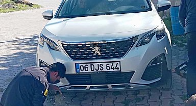 Konya'da otomobilin motoruna sıkışan kedi kurtarıldı