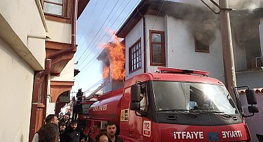 Konya'da tarihi evlerin bulunduğu sokaktaki yangın korkuttu
