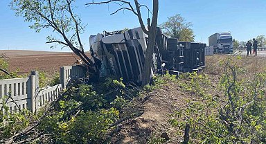 Konya'da tır şarampole devrildi, sürücü yaralandı