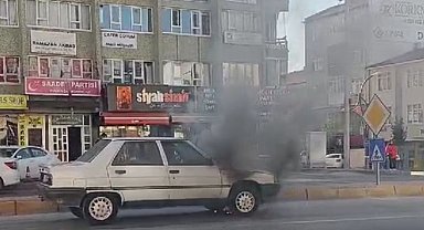 Konya'da trafik ışıklarında bekleyen otomobilde yangın