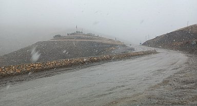 Kop Geçidi'nde mevsimin ilk kar yağışı başladı