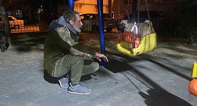 Köpeğini bir bebek gibi salıncakta salladı