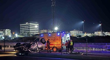 Köprülü kavşakta kontrolden çıkan araç takla attı: 1 yaralı