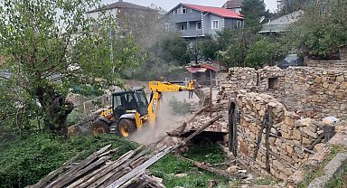 Körfez'de metruk binalar yıkılıyor