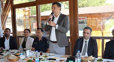 Kozan'da muhtarlar ilçe yöneticileri ile bir araya geldi