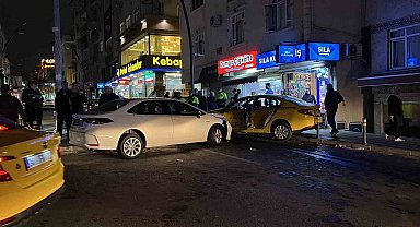 Küçükçekmece'de otomobilin taksiye çarptığı anlar kamerada: 3 yaralı