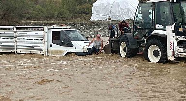 Kulp'ta aşırı yağış sonucu mahsur kalan şoför kurtarıldı