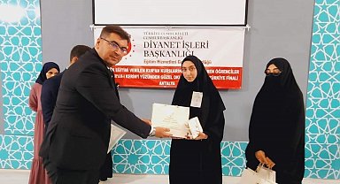 Kur'an-ı Kerim'i yüzünden güzel okuma yarışmasında Türkiye üçüncüsü Elazığ'dan