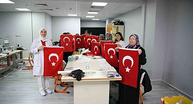 Kursiyerler, Cumhuriyet Bayramı öncesinde bayrak dikiyor