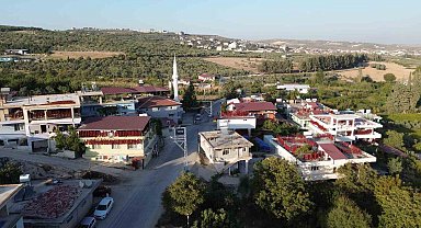 Kurutmalık biberlerle mahalle adeta kırmızıya büründü