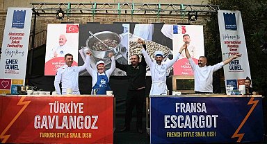 Kuşadası Sokak Festivali'nde 'salyangoz düellosu'nun kazananı dostluk oldu