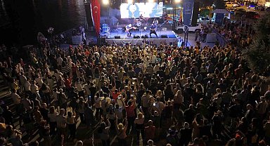 Kuşadası Sokak Festivali'nin ilk gününde Necati ve Saykolar rüzgarı esti